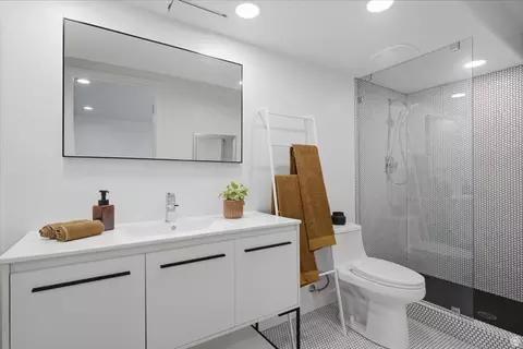 Bath - 1578 E Maple Way, Layton, UT 84040 photo 1 of 5