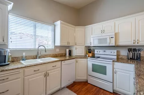Kitchen - 504 E Telegraph St #72, Washington, UT 84780 photo 3 of 5