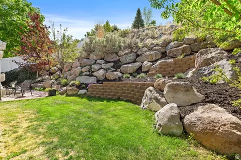 Exterior - 394 E Brewster Dr, Draper, UT 84020 photo 4 of 6