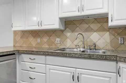 Kitchen - 5175 S 900 E, Murray, UT 84117 photo 4 of 4