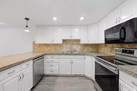 Kitchen - 5175 S 900 E, Murray, UT 84117 photo 3 of 4