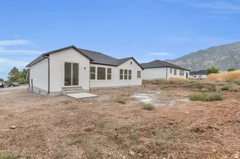 Exterior - 330 E 500 S, Santaquin, UT 84655 photo 4 of 5
