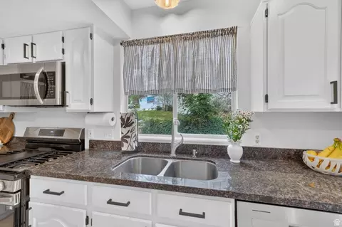 Kitchen - 1138 E 11780 S, Sandy, UT 84094 photo 5 of 8