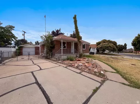 Exterior - 116 Ross Dr, Clearfield, UT 84015 photo 3 of 4