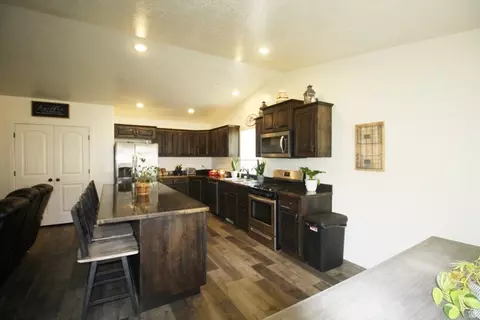 Kitchen - 2338 E 4300 S, Naples, UT 84078 photo 5 of 7