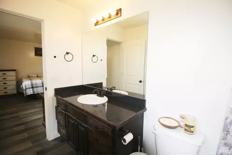 Bath - 2338 E 4300 S, Naples, UT 84078 photo 2 of 5