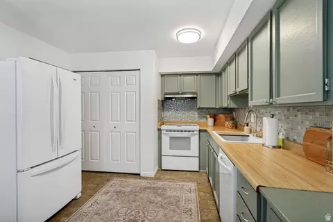 Kitchen - 635 E Williamsburg Park Cir Crk S, Sandy, UT 84070 photo 1 of 1