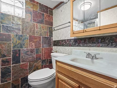 Bath - 309 S 400 E, Orem, UT 84097 photo 2 of 3