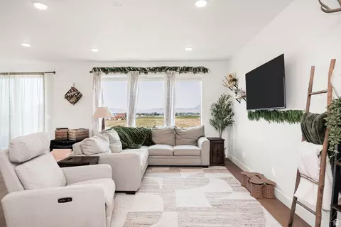 Living - 735 N 300 W, Smithfield, UT 84335 photo 1 of 3