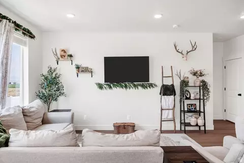 Living - 735 N 300 W, Smithfield, UT 84335 photo 2 of 3
