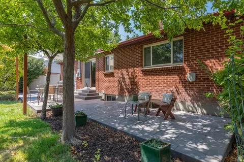 Exterior - 5471 S Knollcrest St E, Murray, UT 84107 photo 6 of 19