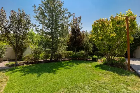 Exterior - 5471 S Knollcrest St E, Murray, UT 84107 photo 12 of 19