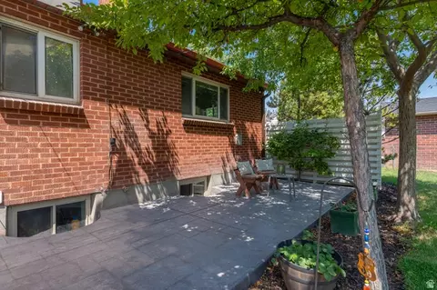 Exterior - 5471 S Knollcrest St E, Murray, UT 84107 photo 5 of 19