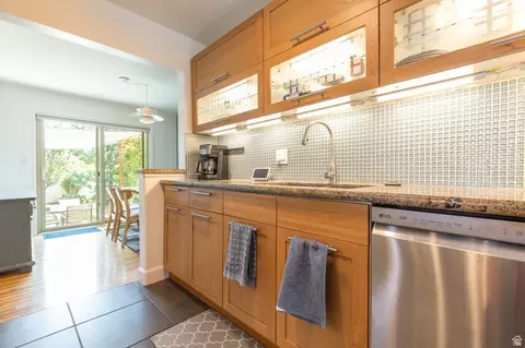 Kitchen - 5471 S Knollcrest St E, Murray, UT 84107 photo 5 of 5