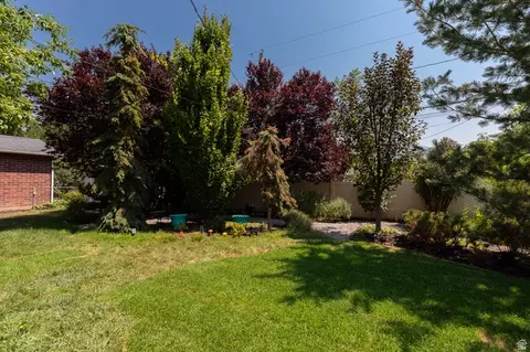 Exterior - 5471 S Knollcrest St E, Murray, UT 84107 photo 13 of 19