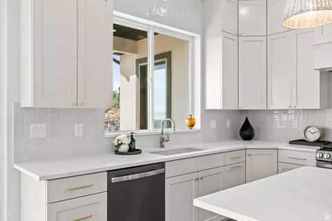 Kitchen - 4529 N Windsor Dr, Provo, UT 84604 photo 4 of 10