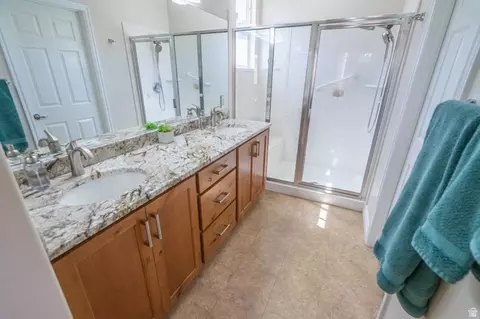 Bath - 1836 W Ruby River Ln, Saint George, UT 84790 photo 2 of 8