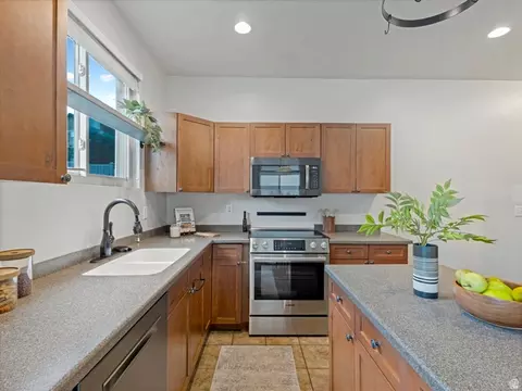 Kitchen - 15228 S Eagle Chase Dr, Draper, UT 84020 photo 3 of 3