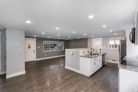 Living - 661 E Wyandotte Ave, Sandy, UT 84070 photo 2 of 4