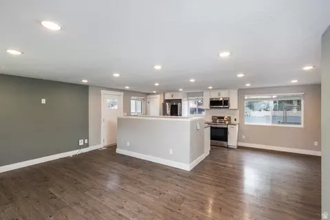 Living - 661 E Wyandotte Ave, Sandy, UT 84070 photo 1 of 4