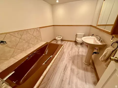 Bath - 2197 S Bountiful Blvd, Bountiful, UT 84010 photo 6 of 8