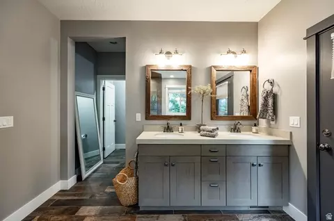 Bath - 460 E Saddle Dr, Midway, UT 84049 photo 4 of 7