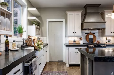 Kitchen - 460 E Saddle Dr, Midway, UT 84049 photo 5 of 7