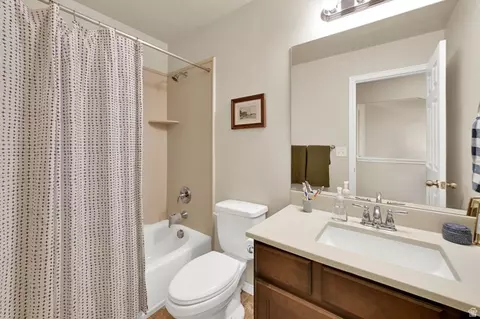 Bath - 706 W 1045 N, Centerville, UT 84014 photo 2 of 2