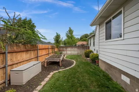 Exterior - 1716 E Woodside Dr, Holladay, UT 84124 photo 6 of 8