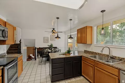 Kitchen - 1028 E Annabelle Ln S, Sandy, UT 84094 photo 3 of 4