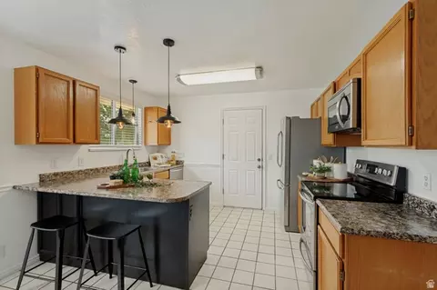 Kitchen - 1028 E Annabelle Ln S, Sandy, UT 84094 photo 4 of 4