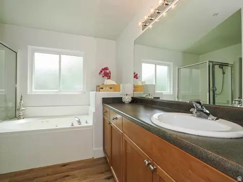 Bath - 1890 E Oak Dr, Draper, UT 84020 photo 2 of 7