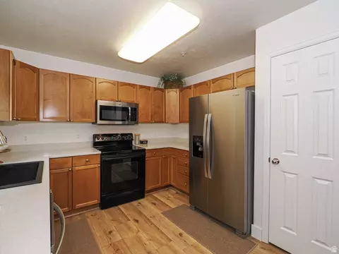Kitchen - 1890 E Oak Dr, Draper, UT 84020 photo 2 of 4