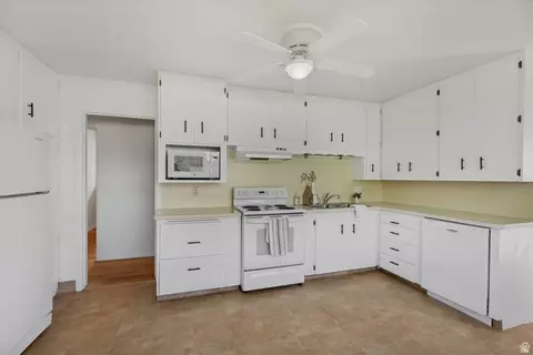 Kitchen - 2067 E Sahara Dr, Holladay, UT 84124 photo 3 of 4