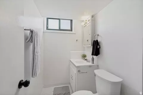 Bath - 2067 E Sahara Dr, Holladay, UT 84124 photo 2 of 3