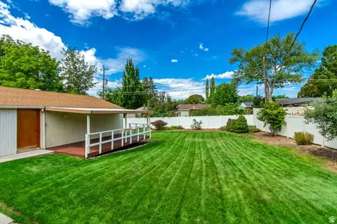 Exterior - 2067 E Sahara Dr, Holladay, UT 84124 photo 2 of 7