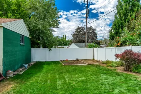 Exterior - 2067 E Sahara Dr, Holladay, UT 84124 photo 5 of 7