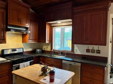 Kitchen - 581 S 700 St E, Spring City, UT 84662 photo 2 of 2