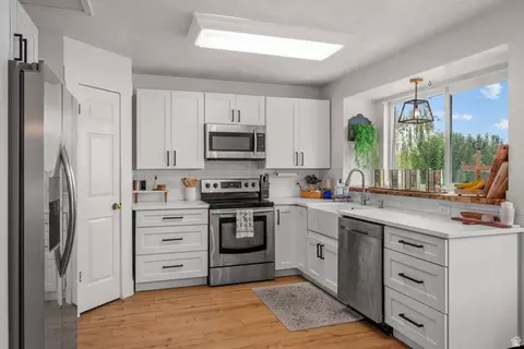 Kitchen - 592 Jim Bridger Dr, Centerville, UT 84014 photo 1 of 2