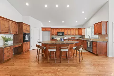Kitchen - 4668 Bountiful Ridge Dr, Bountiful, UT 84010 photo 2 of 2