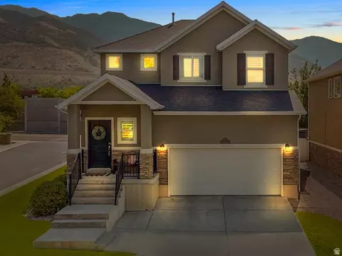 1053 Blackstone Dr, Fruit Heights, UT 84037