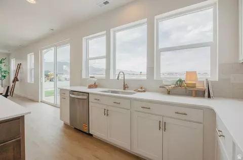 Kitchen - 1131 E Blackfeet Dr #520, Eagle Mountain, UT 84005 photo 6 of 8