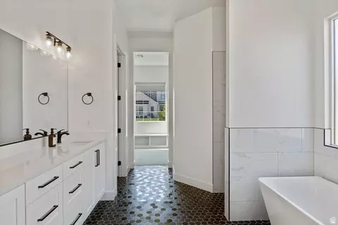 Bath - 1067 E 4155 S, Washington, UT 84780 photo 1 of 7