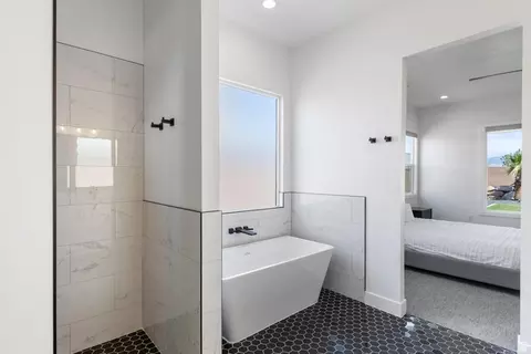 Bath - 1067 E 4155 S, Washington, UT 84780 photo 2 of 7