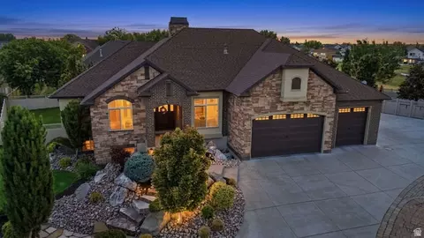 1084 E Loch Lomond Cir, Syracuse, UT 84075
