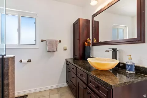 Bath - 2315 E Creek Rd, Sandy, UT 84093 photo 1 of 4