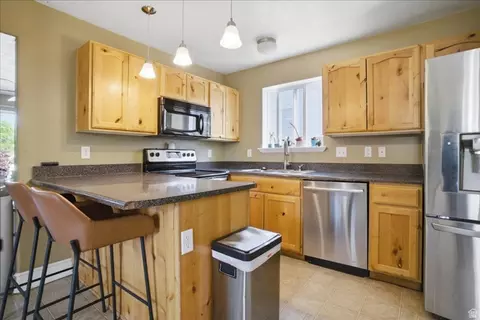 Kitchen - 7065 N Cherokee St, Eagle Mountain, UT 84005 photo 2 of 4