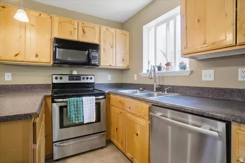 Kitchen - 7065 N Cherokee St, Eagle Mountain, UT 84005 photo 3 of 4