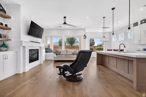 Living - 4044 S 490 E, Washington, UT 84780 photo 1 of 3