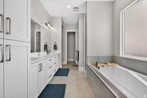 Bath - 4044 S 490 E, Washington, UT 84780 photo 1 of 5